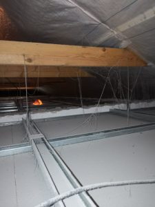 Zateplení sádrokartonového stropu - Ekoizolace - foukané izolace