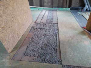 Dodatečné zateplení podlahy - Ekoizolace - ekologické foukané izolace