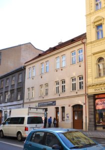 Foukaná izolace Praha. Zateplení foukanou izolací bytového domu na Praze 3 - Žižkov - Ekoizolace - rychlé, zdravé a ekonomické zateplení foukanou izolací