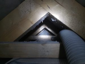 Foukaná izolace v Středočeském kraji. Zateplení sedlové střechy - Ekoizolace - ekologické foukané izolace
