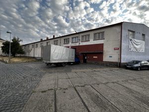 Zateplení střechy věznice Praha Pankrác - Ekoizolace - foukané izolace