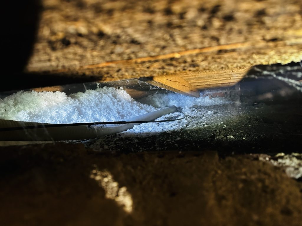 Zateplení střechy bez sundání krytiny? Foukaná izolace šetří čas i peníze - Ekoizolace - rychlé, zdravé a ekonomické zateplení foukanou izolací 16-1024x768