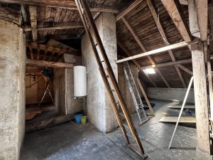 Zateplení půdy bytového domu v Praze v Karlíně - Ekoizolace - ekologické foukané izolace