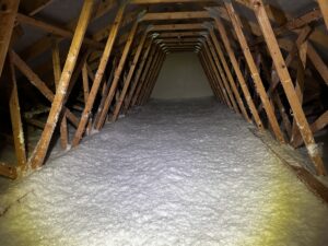 Zateplení střechy foukanou izolací - Ekoizolace - rychlé, zdravé a ekonomické zateplení foukanou izolací