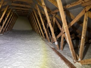Zateplení střechy foukanou izolací - Ekoizolace - ekologické foukané izolace