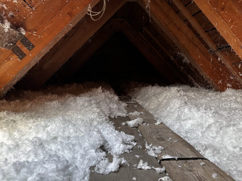 Foukaná izolace na půdě domu Teplice - Ekoizolace - rychlé, zdravé a ekonomické zateplení foukanou izolací Foukaná izolace na půdě domu Teplice - Ekoizolace - rychlé, zdravé a ekonomické zateplení foukanou izolací