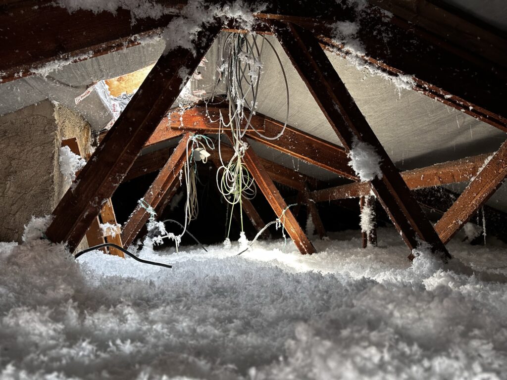 Foukaná izolace podkroví s vazníkovým krovem Jeseník - Ekoizolace - foukané izolace Foukaná izolace podkroví s vazníkovým krovem Jeseník - Ekoizolace - foukané izolace
